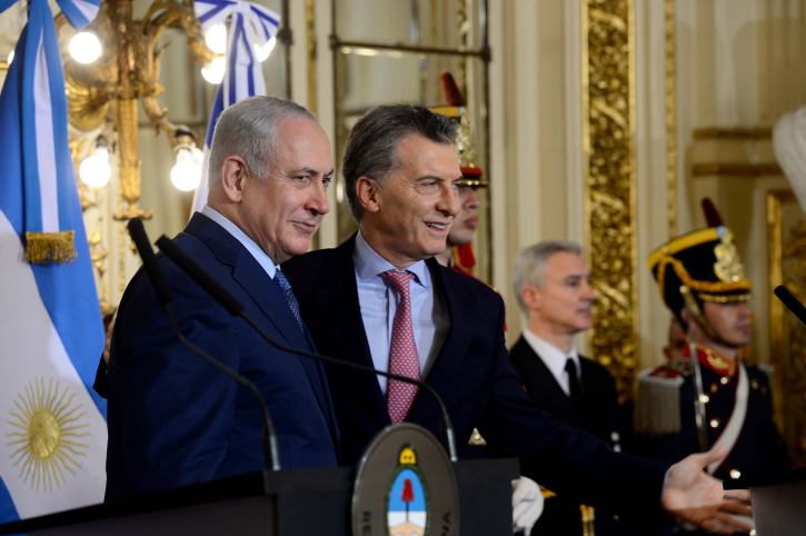 מכה לאיראן: נשיא ארגנטינה הורה על הקפאת נכסי חיזבאללה ראש הממשלה עם נשיא ארגנטינה במהלך ביקורו במדינה