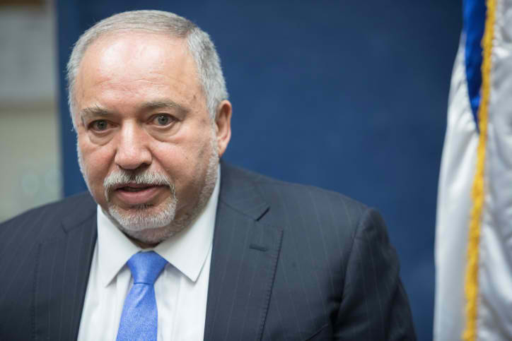ליברמן תוקף את הליכוד על ההצעות לחברי מפלגתו; הליכוד: הוא בפאניקה אביגדור ליברמן