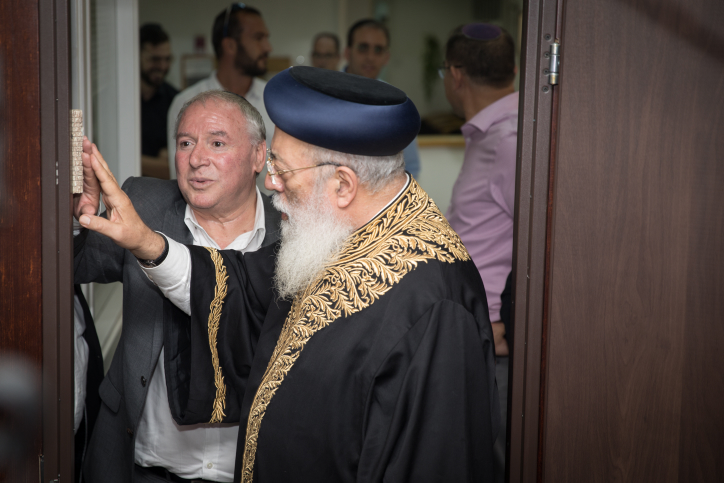 תיעוד: רבה של ירושלים קבע מזוזה בלשכת שר התקשורת .