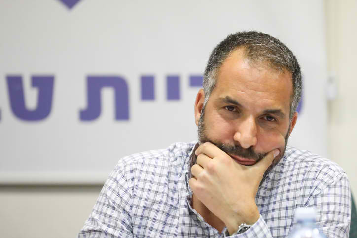 מפ(א)ר את הכללים, לכאורה: רון קובי נוסע על ב.מ.וו. בניגוד לתקנות רון קובי