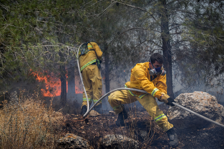 תושבי אדרת ורוגלית חוזרים לבתיהם: לוחמי האש יישארו בשטח כל הלילה .