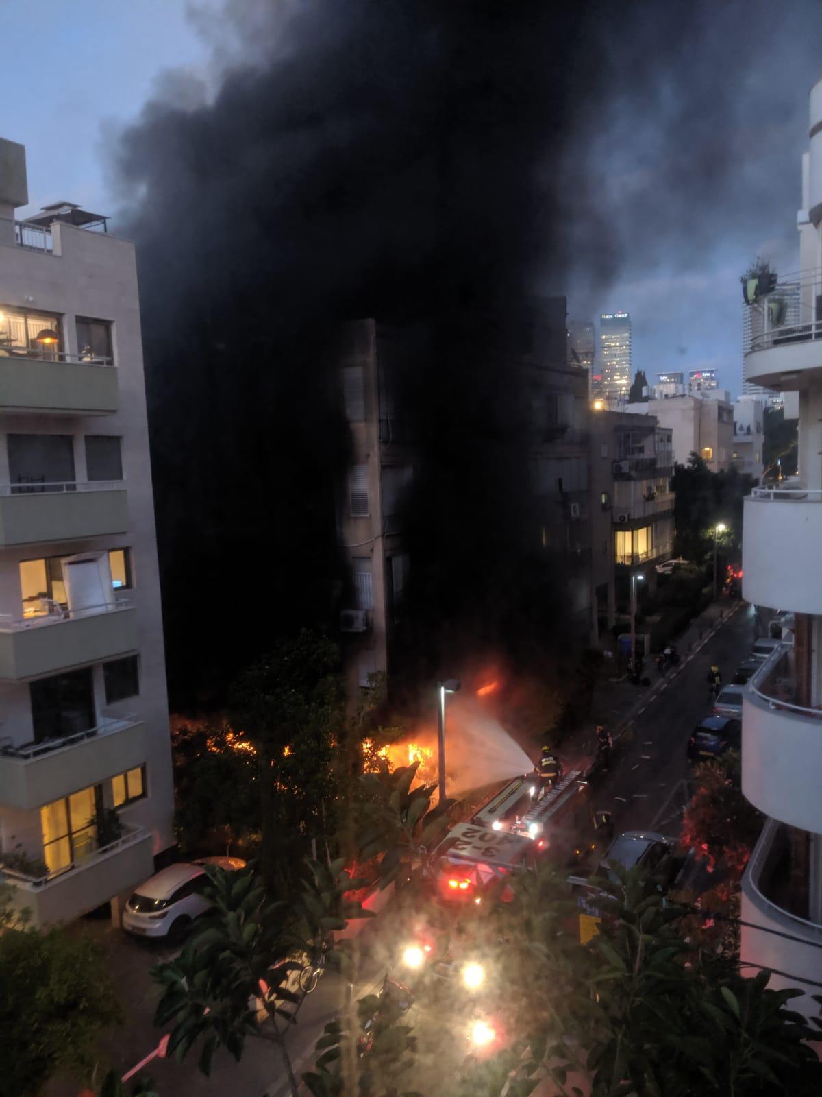 תל אביב: כלי רכב עלו באש בסמוך לבניין מגורים WhatsApp Image 2019-07-21 at 22.06.48