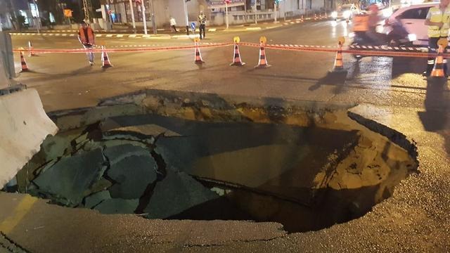 עקב בולען שנפער בכביש: ממשיכים עומסי התנועה הכבדים בבני ברק הבולען בכביש ז'בוטינסקי פינת בן גוריון בבני ברק