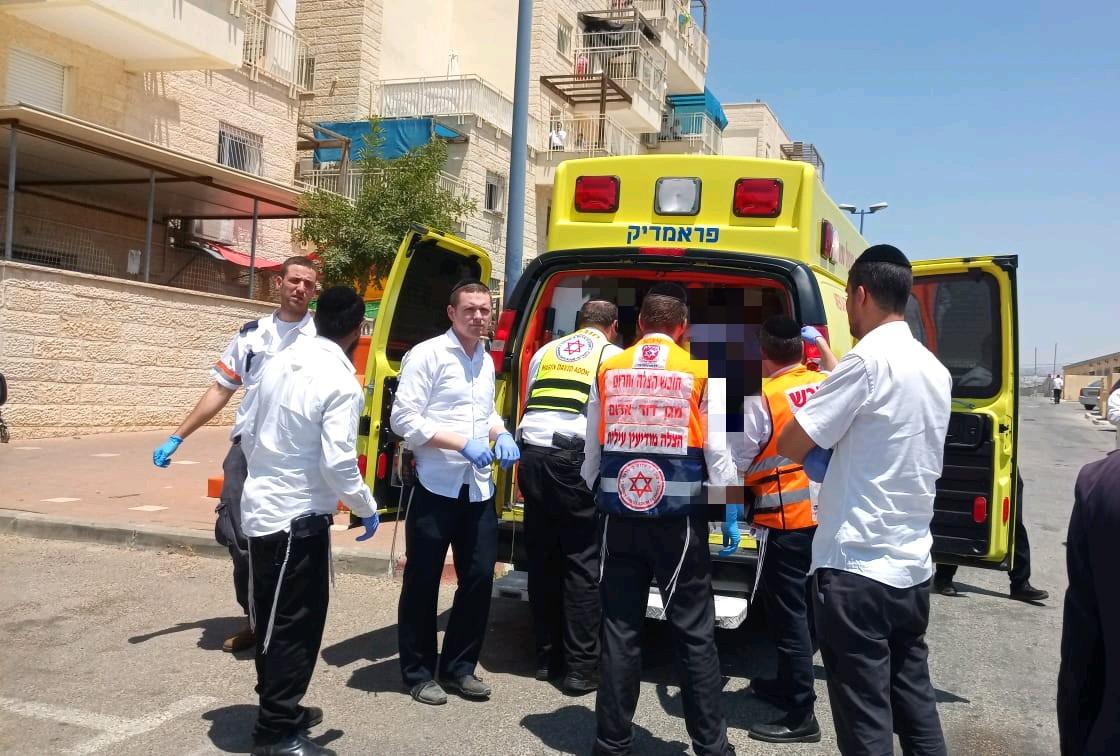 טרגדיה במודיעין עילית: פעוט נשכח ברכב ונפטר זירת האירוע הקשה