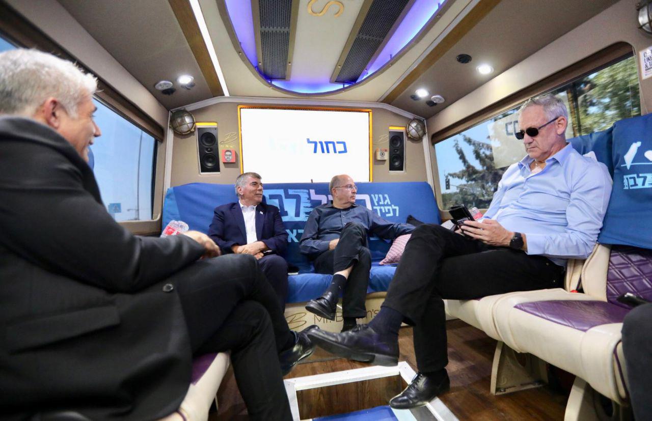 כחול לבן הגיעו באוטובוס הקמפיין לי-ם; "חבירה לכהניסטים זה כתם" חברי הנהגת כחול לבן באוטובוס הבחירות
