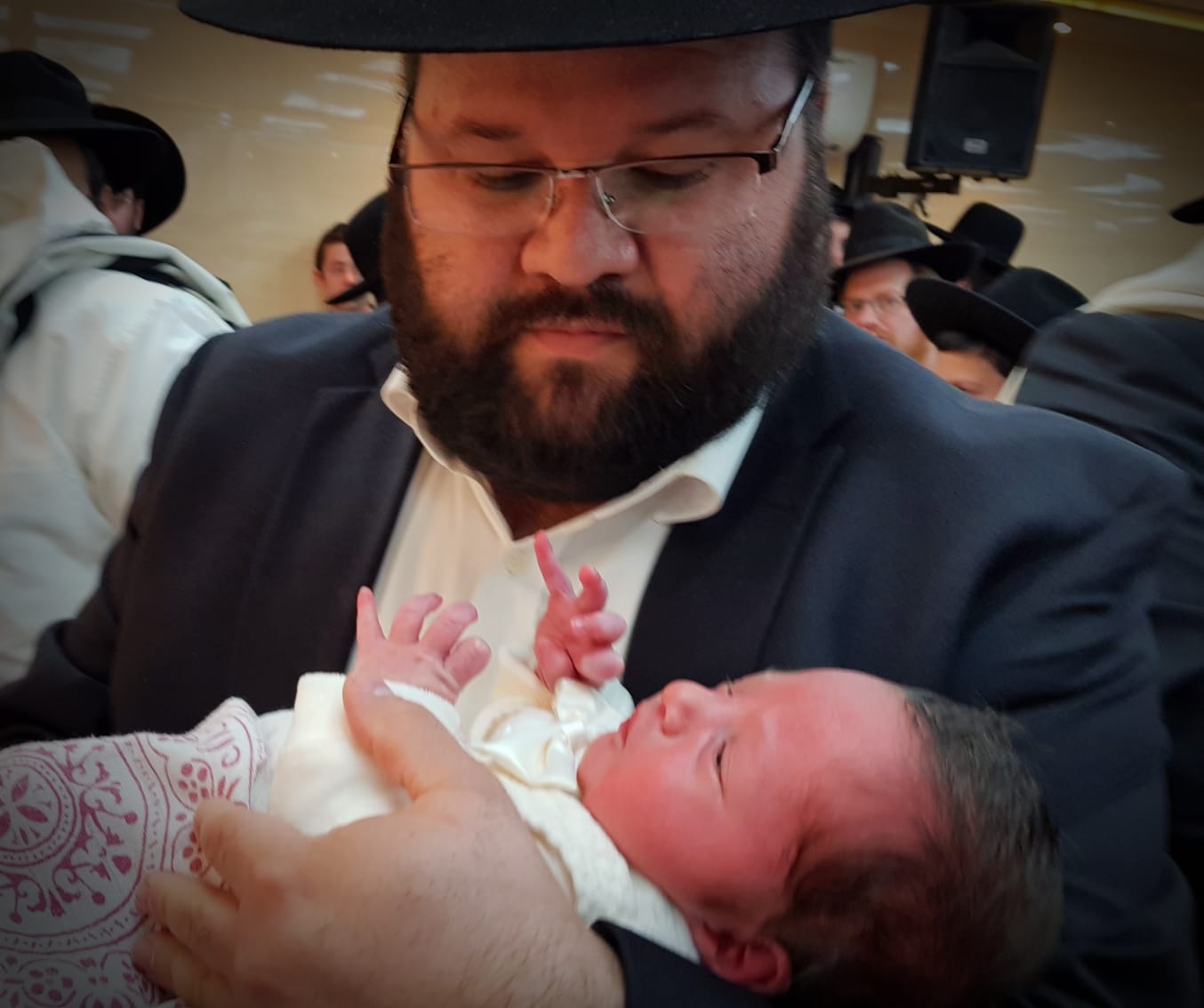 כמעט חודשיים אחרי: היתומה העשירית נולדה • השמחה והעצב אבישלום ינקוביץ צילום דוד קליגר 2