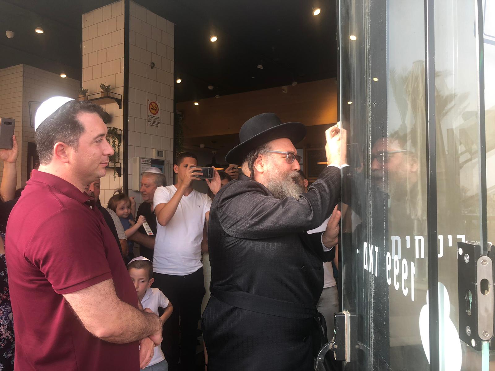 טקס קביעת מזוזה במסעדת ביגה בבאר שבע ביגה באר שבע - קביעת מזוזה עם הרב יחד חדאד
