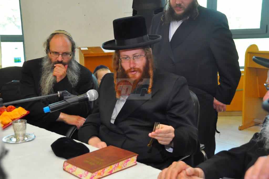 במהלך הביקור: הגבאי ערך הגרלה על מזלג וכיפה של האדמו"ר • גלריה ביקור האדמו''ר מקאליב בצפון צילום אלקנה קליין (17)