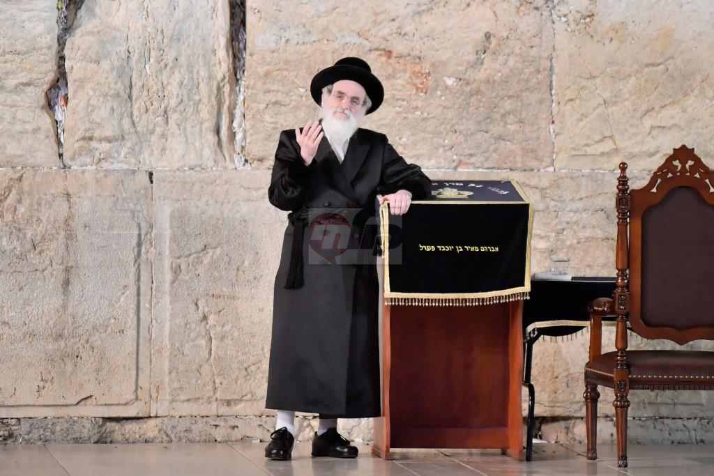 ויז'ניץ: המשכורות לא שולמו והרבי ביטל את חופשתו האדמו''ר מויז'ניץ בכותל צילום יהושע פרוכטר (10)