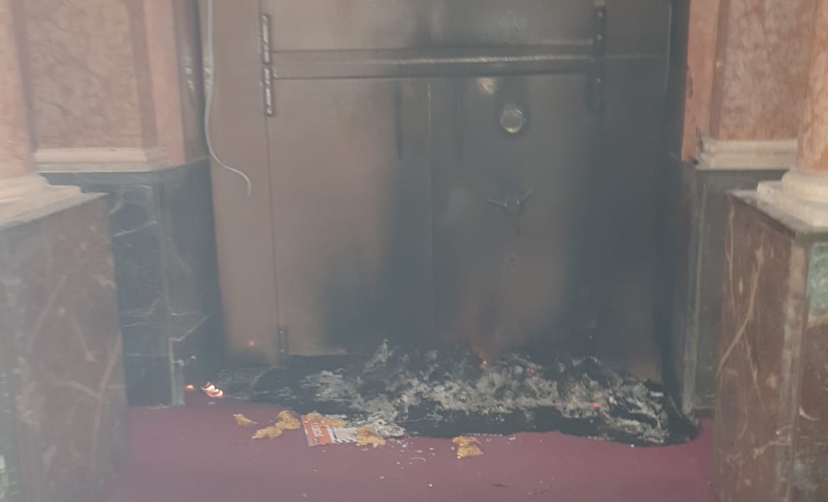 מחריד • לפני כניסת השבת: הצתה בבית כנסת הגדול בפתח תקווה ארון הקודש תוך כדי מאמצי הכיבוי
