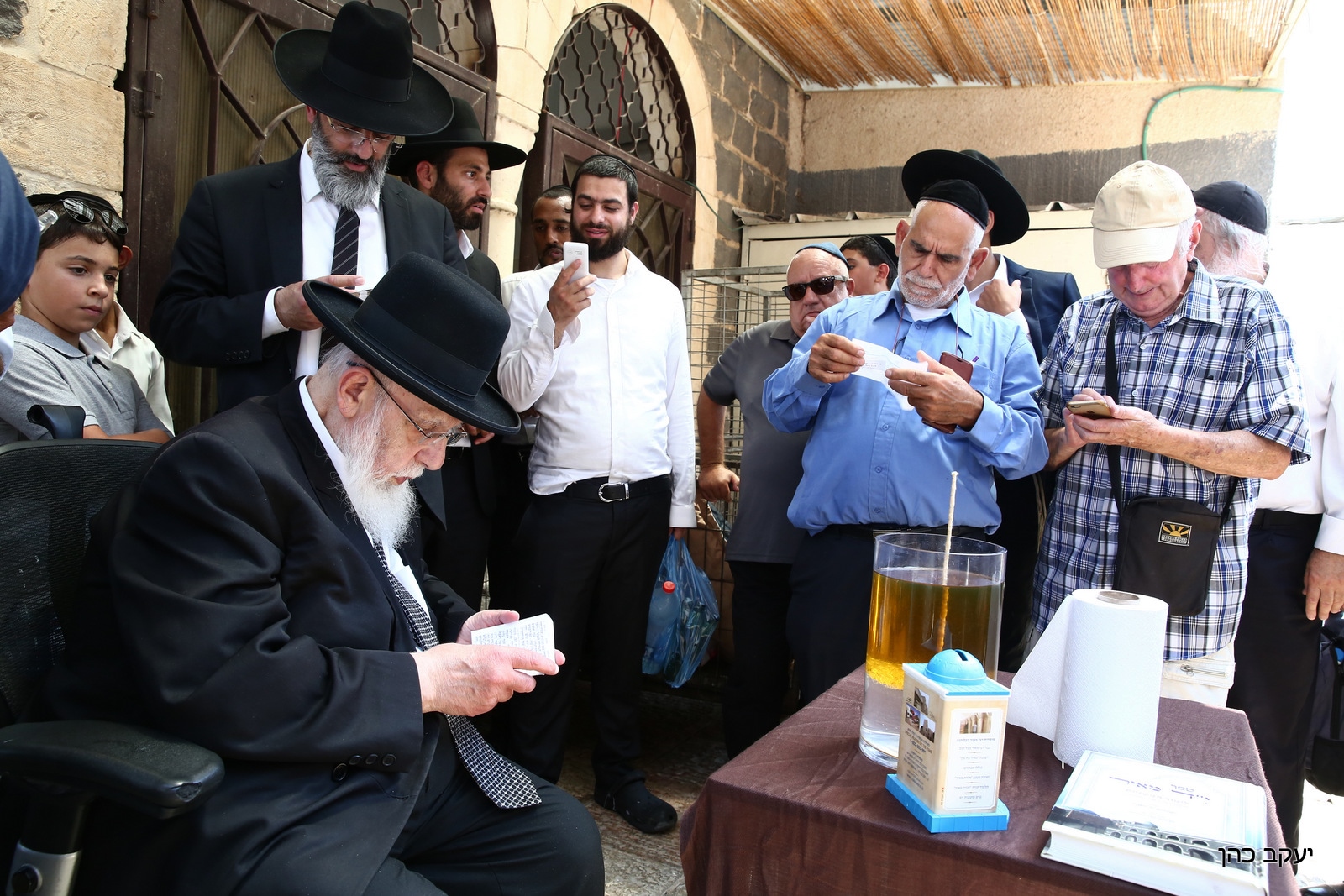 טיהר את טבריה: מרן חכם שלום כהן בתפילה בקברי צדיקים • צפו 212A9749