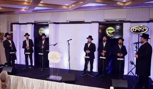 לצפיה: שלושת שירי ה'אני מאמין' במחרוזת ווקאלית Ani Maamin - Accapela Yedidim Choir - אני מאמין - ידידים.mp4_000257590