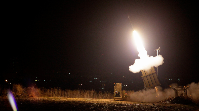 ראה"מ מכנס התייעצות ביטחונית; רסיסי רקטה נפלו בחצר בית בשדרות כיפת ברזל