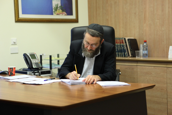 וועדת הכספים: נעשים ניסיונות כל העת לעזור לפיניציה; "ליברמן מזיק" משה גפני