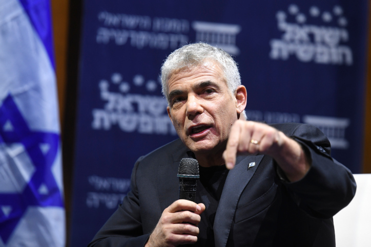 מאותת לנתניהו • לפיד: "גנץ לא יכנס לממשלה בלי נישואין אזרחיים" .