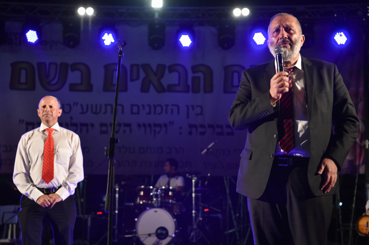 דרעי בהופעה בעפולה: "מי שניסה להכתיב לנו אורחות חיים – הפסיד היום" דרעי על הבמה בעפולה