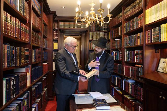 לאחר שהותקף בידי אנטישמים: נשיא גרמניה הגיע לביקור מיוחד בבית הרב WhatsApp Image 2019-08-04 at 21.59.04