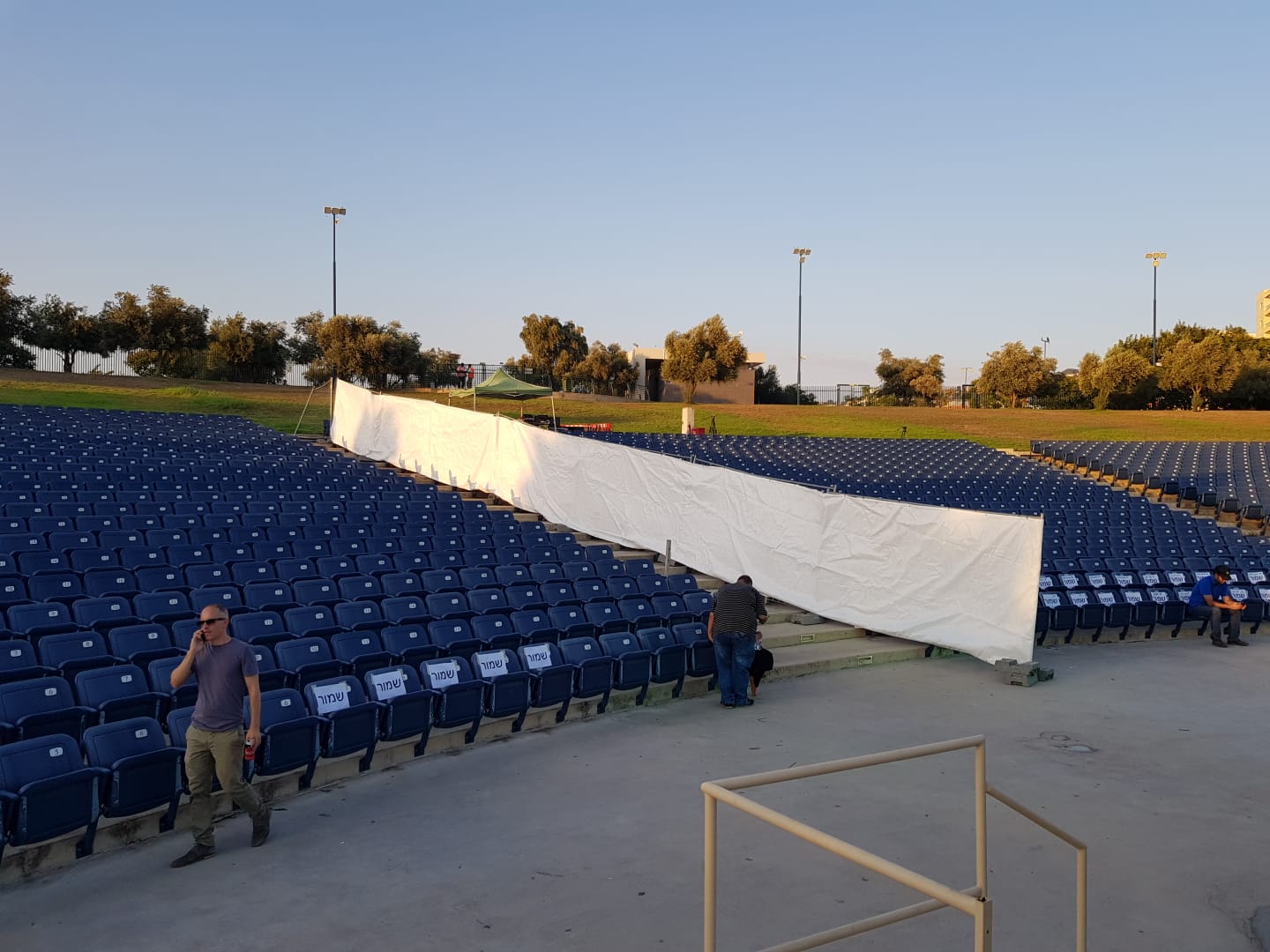 תיעוד: גדר המחיצה החוקית במתחם האמפי פארק בעפולה ההפרדה כבר מוכנה