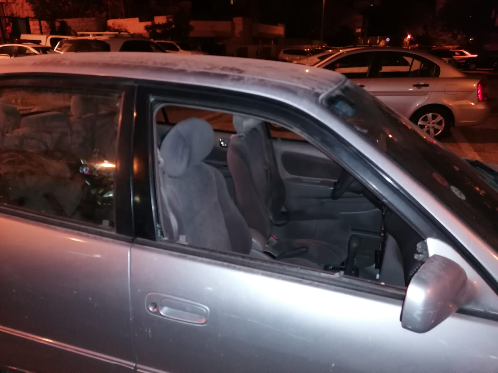 טרור עירוני: נעצר ערבי שניפץ שמשה של רכב יהודי ופצע את הנהג השמשה המנופצת