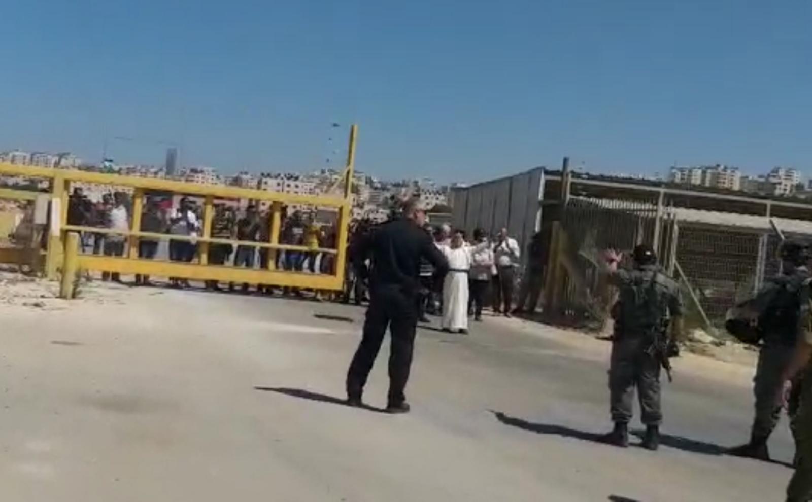 עשרות ערבים התפרעו במעבר ביתוניא וניסו לפגוע בכוחות הביטחון WhatsApp Image 2019-08-22 at 12.10.02