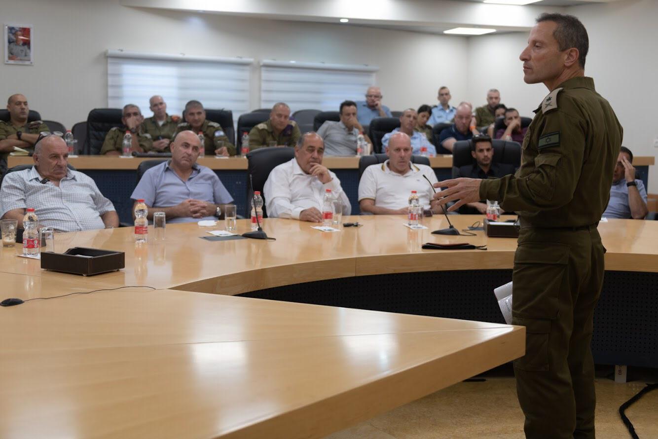 אלוף פיקוד הצפון לראשי הרשויות: "אנו נערכים לכל האפשרויות" אלוף פיקוד הצפון עם ראשי הרשויות