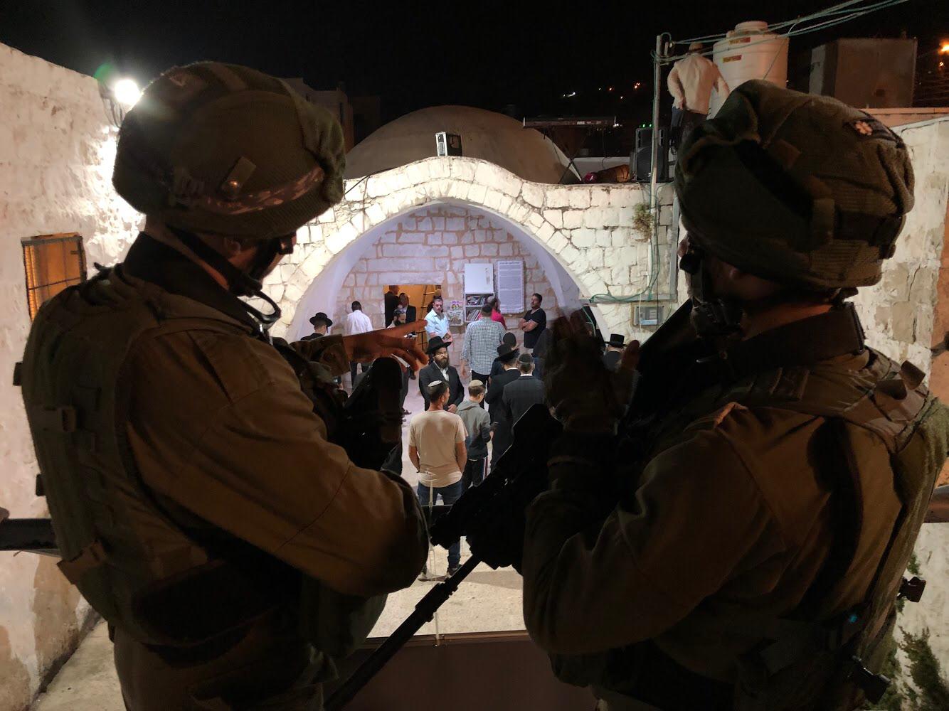 ערבים השליכו מטען וידו אבנים לעבר כוחות צה"ל בקבר יוסף חיילים מאבטחים את המתפללים בקבר יוסף