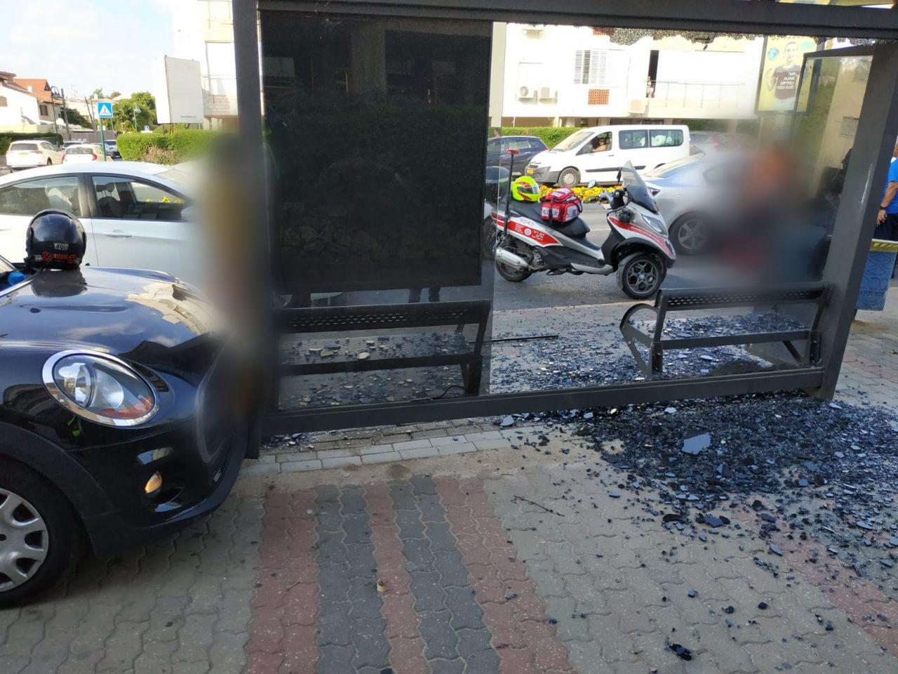 פתח תקווה: רכב התנגש בתחנת אוטובוס photo_2019-08-08_17-49-13