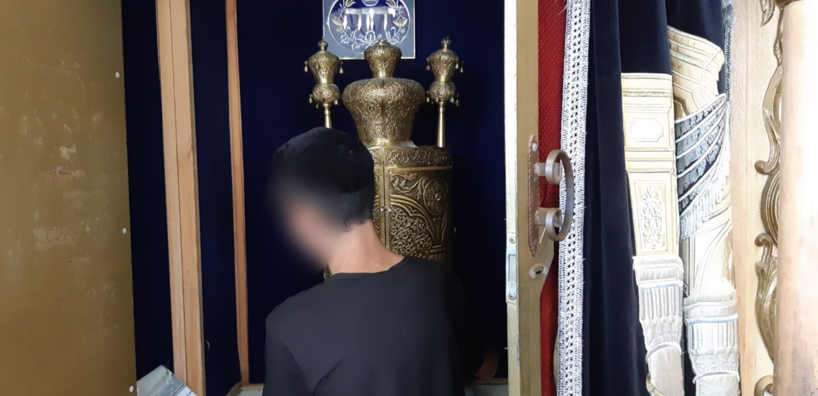 קורע לב: לאחר קריעת שמע הילד היהודי אולץ לחזור לכפר ברמאללה טוב לי תורת פיך. הילד שהוחזר לכפר הערבי, מחזיק בספר תורה בתפילת שחרית במהלך הקייטנה.