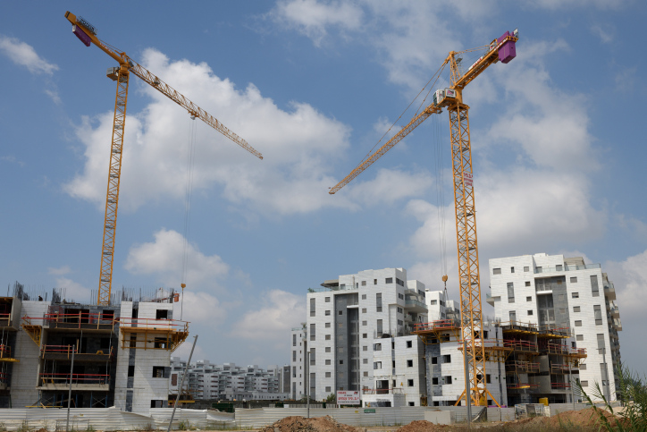 מפעיל עגורן השתכר בתאו בגובה 60 מטר; יחידת חילוץ הוזנקה לזירה עגורן. אילוסטרציה
