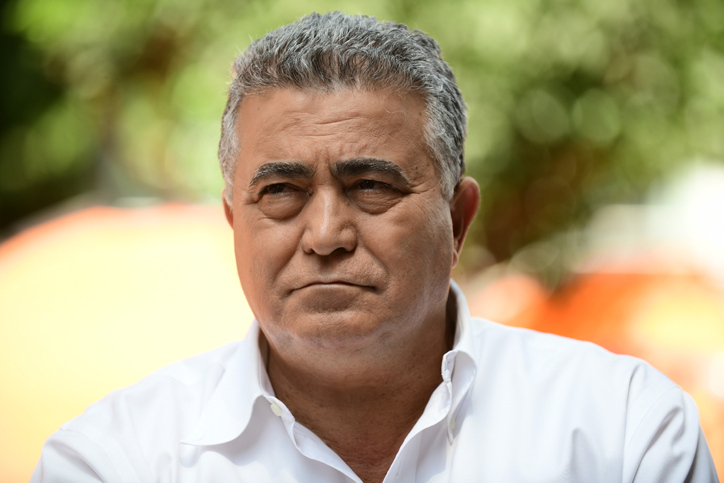 בעבודה קוראים לפרץ לפתוח במו"מ עם נתניהו: "באופוזיציה הפסדנו הכל" .