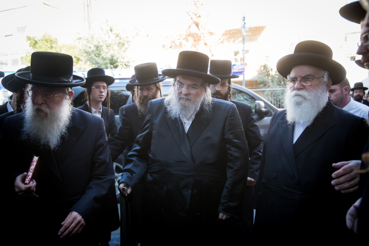 תיעוד: כ"ק האדמורי"ם וחברי הכנסת מגיעים לישיבת מועצג"ה .