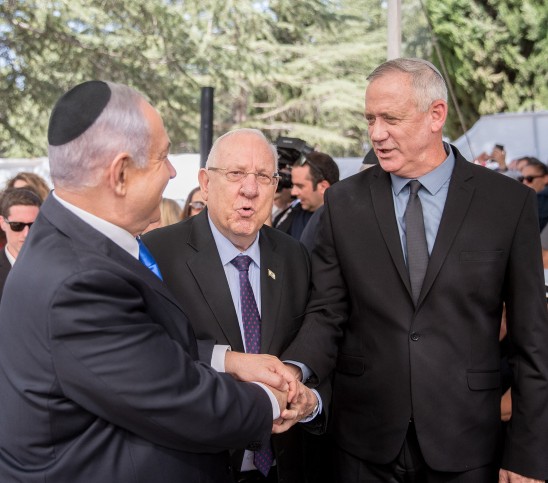 כחול לבן קראו לליכוד להדיח את נתניהו ולהמליך את גנץ: ראה"מ: "מאוכזב" נתניהו וגנץ היום באזכרה לפרס