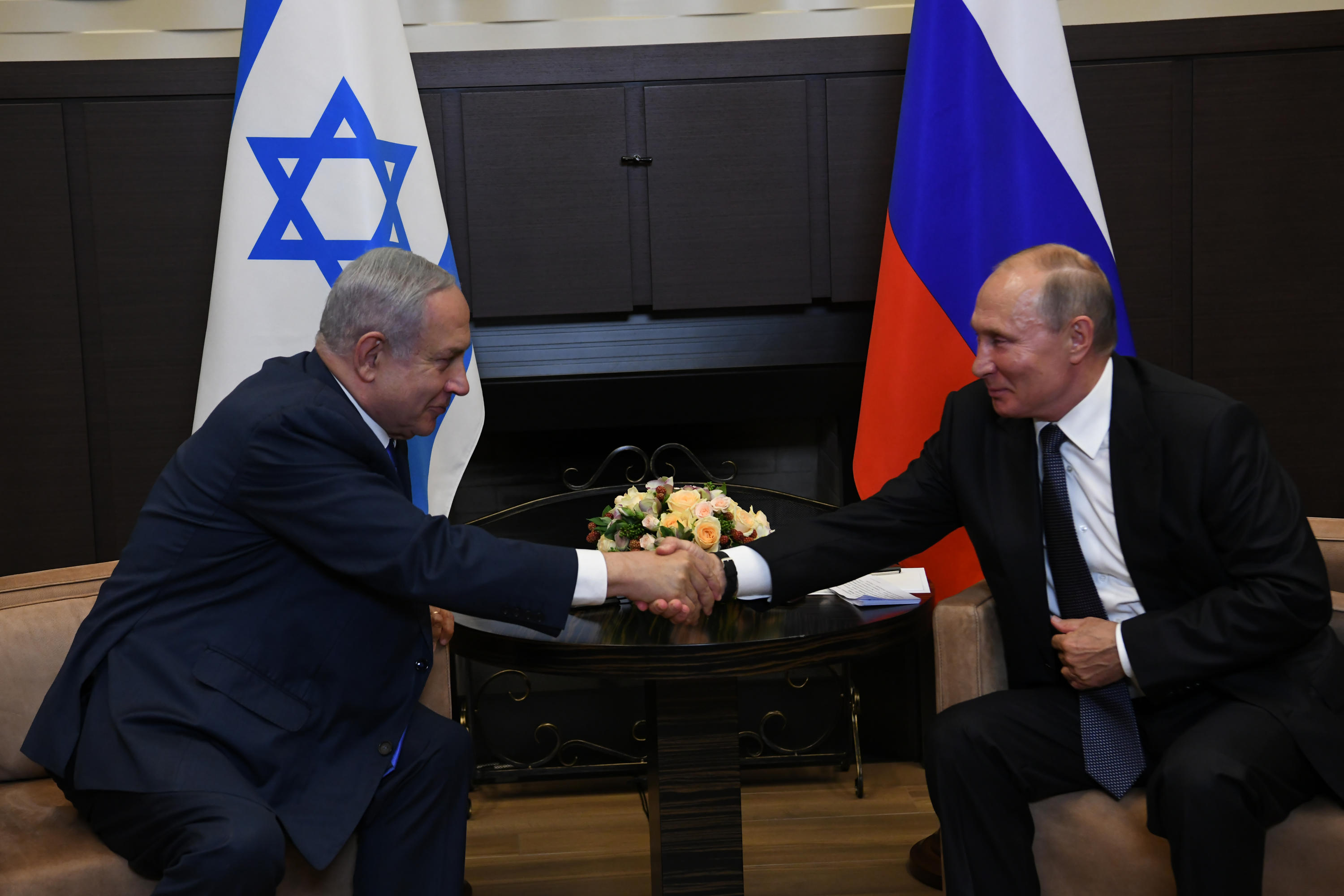 נתניהו נפגש עם פוטין בסוצ'י: "איום הטילים המדויקים הוא בלתי נסבל" ראש הממשלה עם נשיא רוסיה בפגישה הערב בסוצ'י