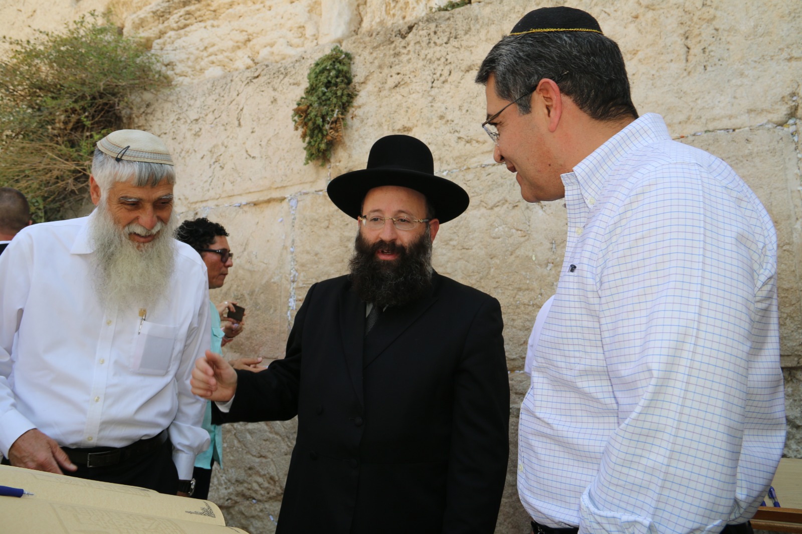 נשיא הונדורס בכותל: "מודה לכם על שמירת המקום הקדוש" WhatsApp Image 2019-09-01 at 13.42.50