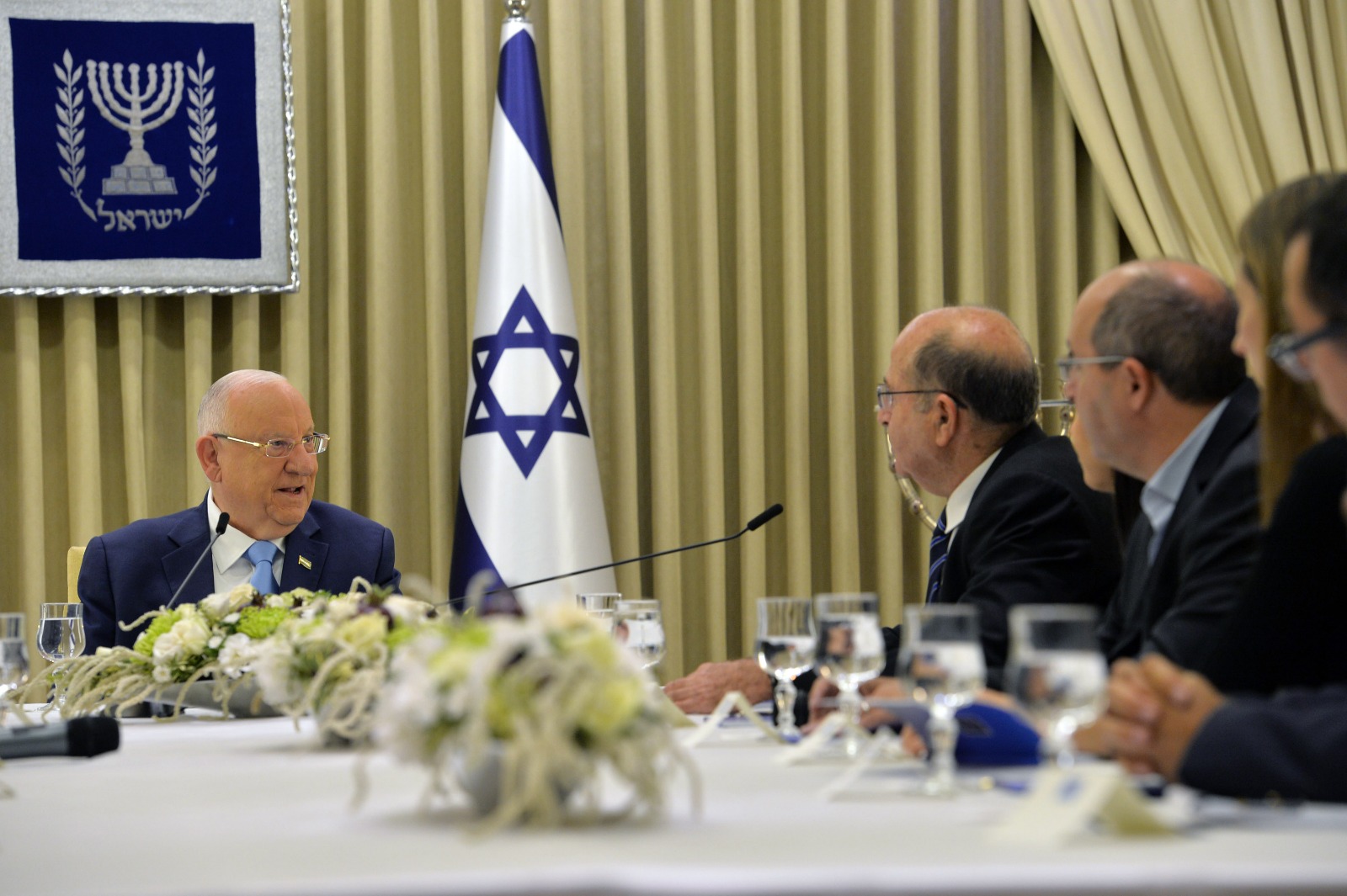 אחרי המו"מ עם המשותפת: יעלון: "קוראים למפלגות הציוניות להצטרף" חברי כחול לבן בבית הנשיא