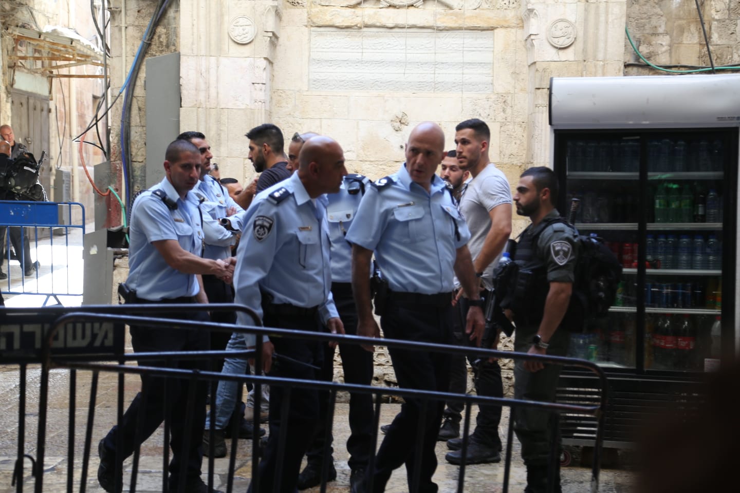 ניסיון פיגוע דקירה בעיר העתיקה: המחבל נלכד בהר הבית מפקד מחוז ירושלים בזירה