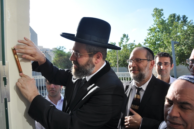 "איילת השחר" יוזם: יום המזוזות הארצי הרה"ר הגר"ד לאו בקביעת מזוזה