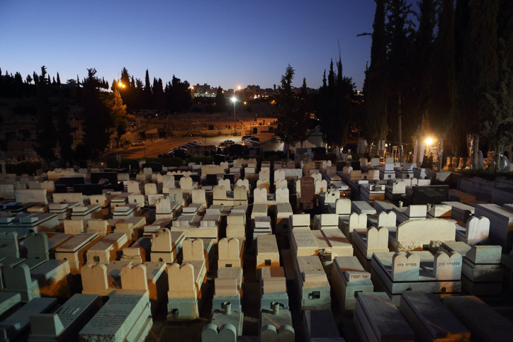 הר המנוחות: מכרו קברים שלא כחוק, בתגובה המצבות נהרסו .