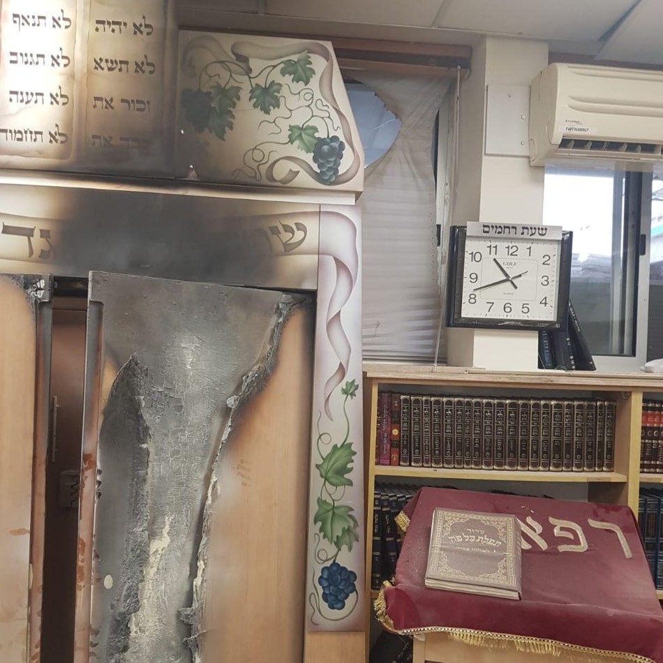מזעזע: בא לקבל טיפול בביה"ח והצית את בית הכנסת בית הכנסת שהוצת