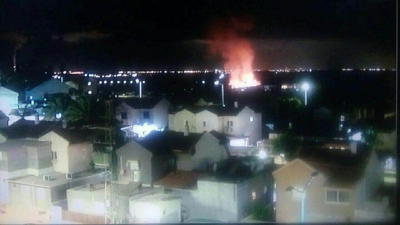 חמישה טילים נורו לישראל: רקטה נפלה בשדרות; צה"ל תקף ברצועה השריפה בשדרות לאחר הנפילה