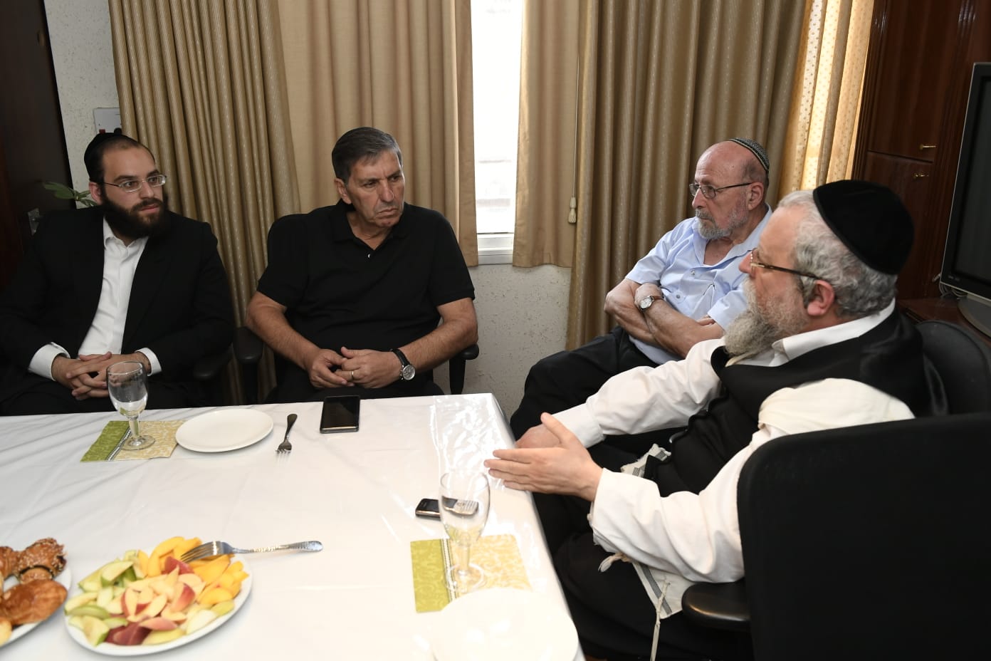יו"ר קק"ל ב"עזרא למרפא": "נבחן תמיכה בכלים העומדים לרשותנו" ביקור יור קקל את הרב פירר בעזרה למרפא