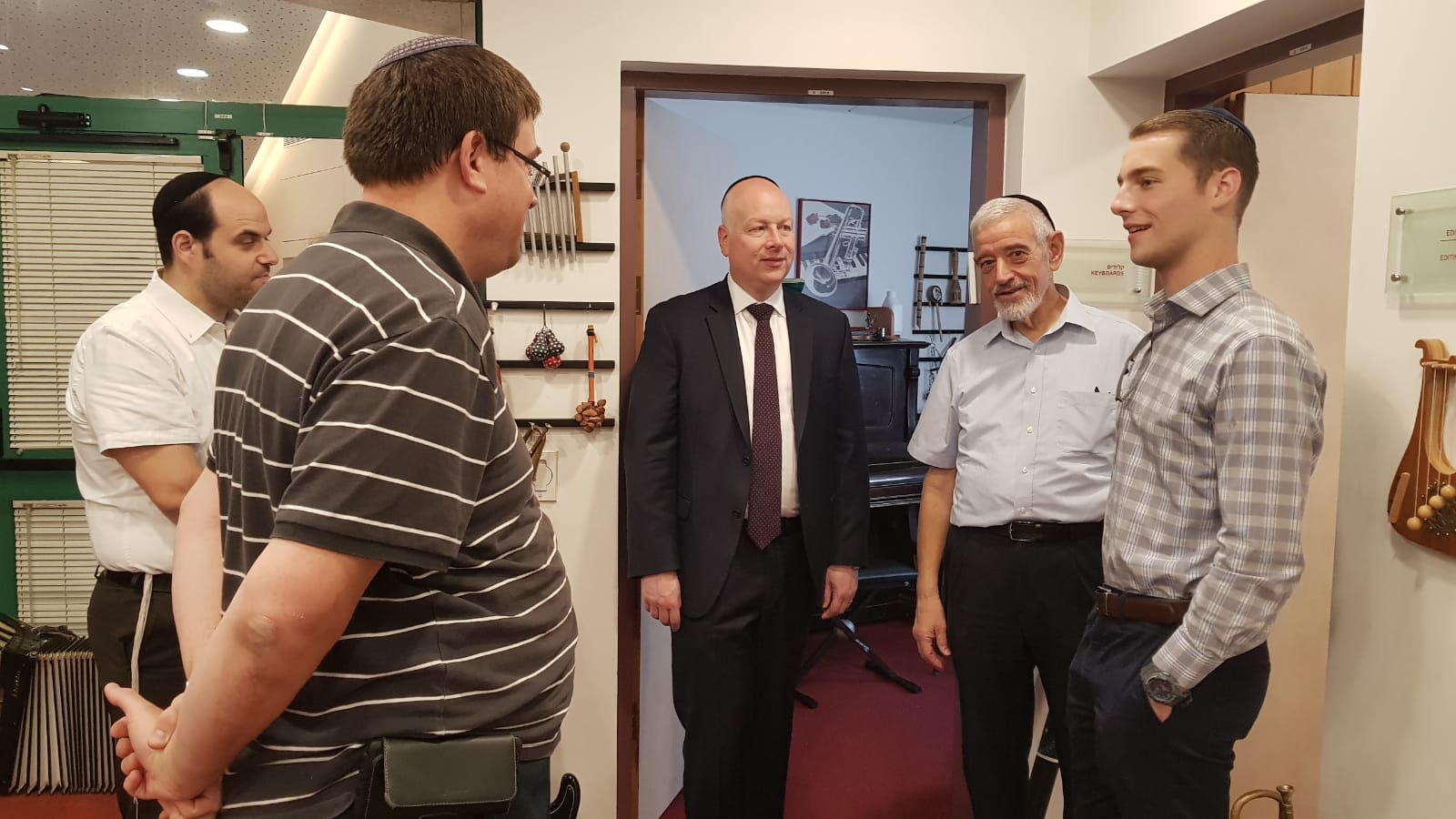 עם משלוח מעניין: גרינבלט ביקר ב"זכרון מנחם" גרינבלט