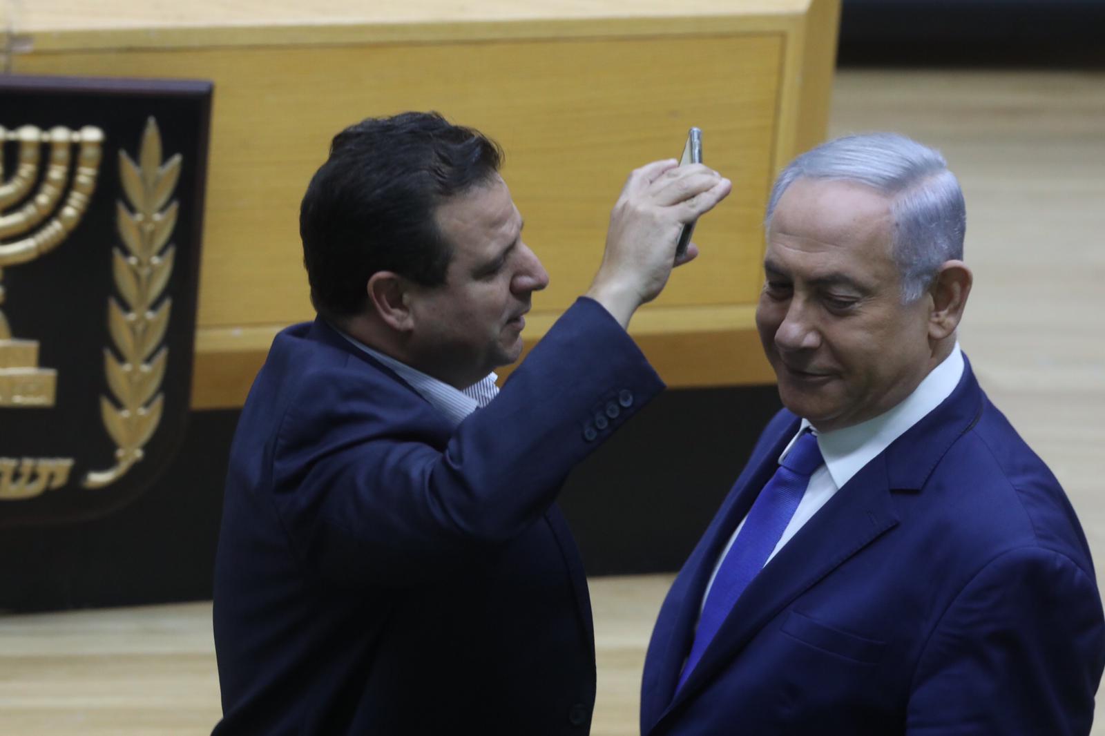תקרית בכנסת: ח"כ עודה הצמיד סלולר לפרצופו של נתניהו עודה ביבי