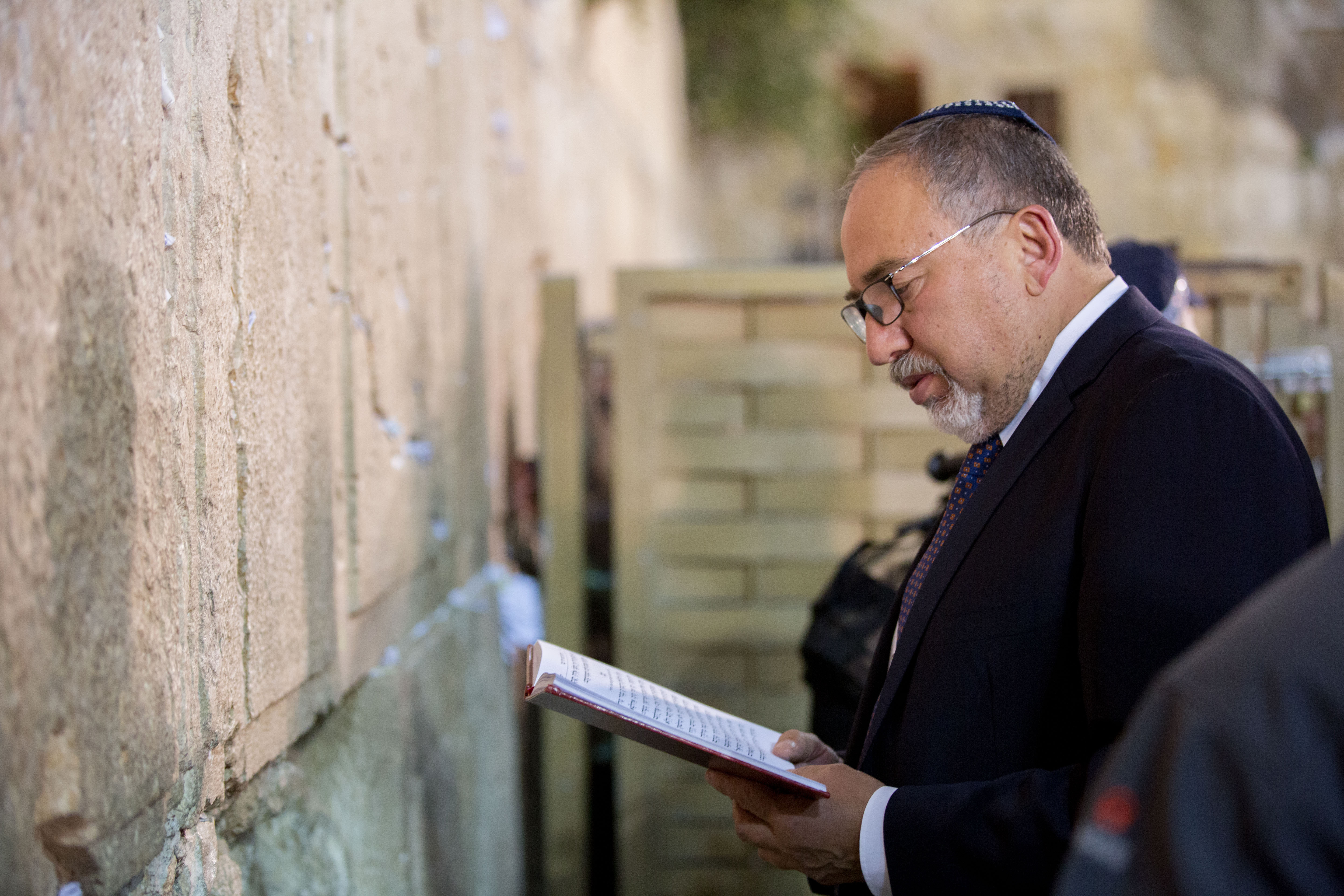 ליברמן נגד ממשלת ימין; הליכוד: לא הראה התנגדות לממשלת גנץ-ערבים .