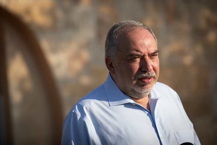 כץ מגיב לליברמן: "הוא זועם על גילוי המזימה להעביר את המנדט לגנץ" .