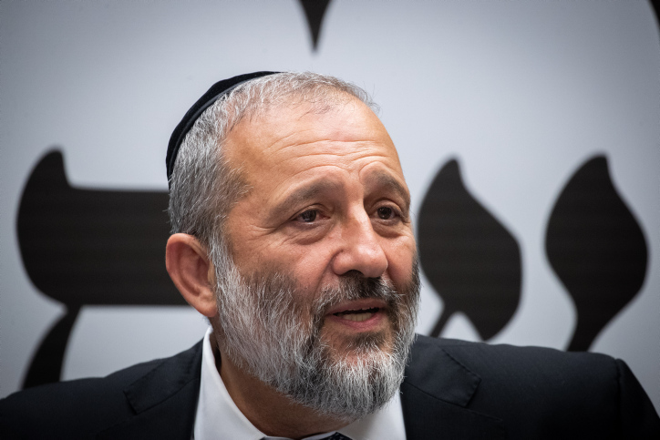 דרעי בוחן: ביטול תושבות למייסד תנועת החרם נגד ישראל .