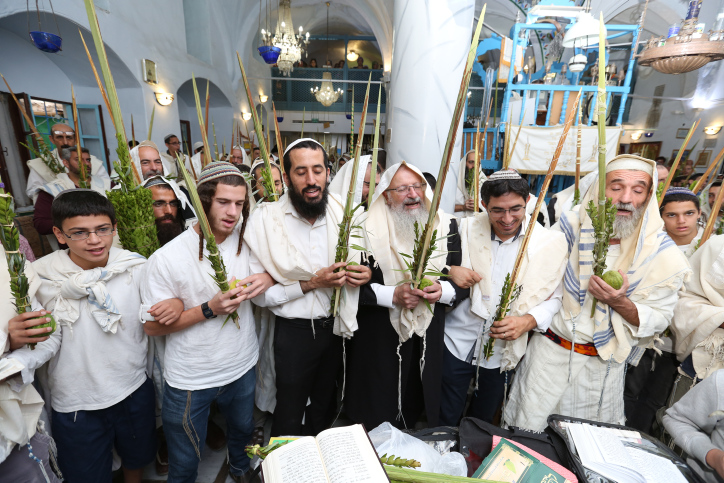 בבית הכנסת העתיק: רבה של צפת בתפילת חג • גלריה .