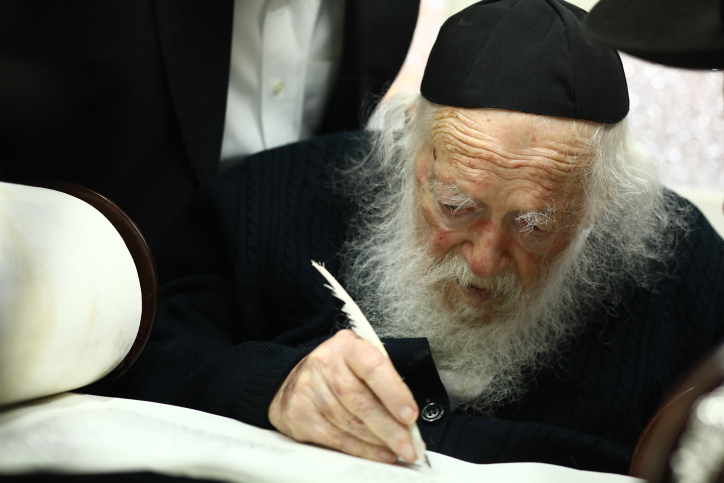 גלריה: מרן שר התורה כותב אות בספר התורה .