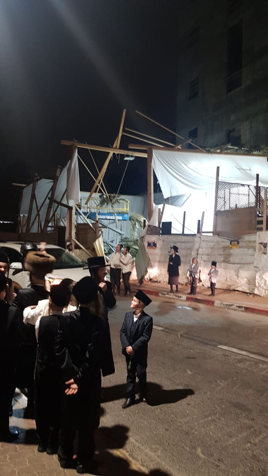 בני ברק: הסוכה של חסידות מכנובקא קרסה: אין נפגעים הסוכה של חסידות מכנובקא שקרסה