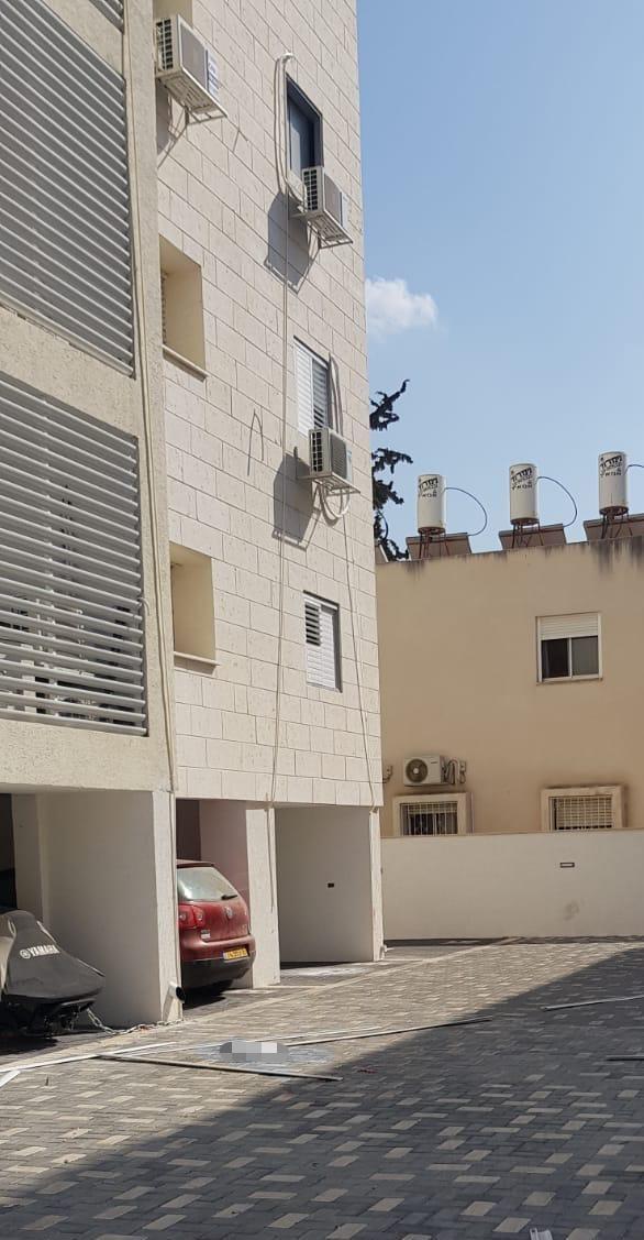 טרגדיה: מתקין מזגנים נפל מגובה 5 קומות ונהרג במקום זירת הנפילה